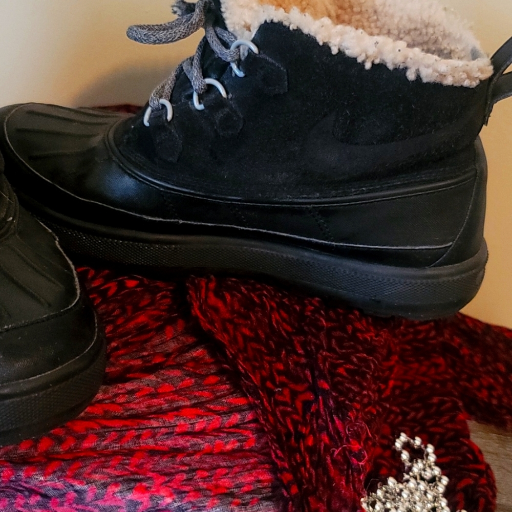 Women Size 9 black Nike boot